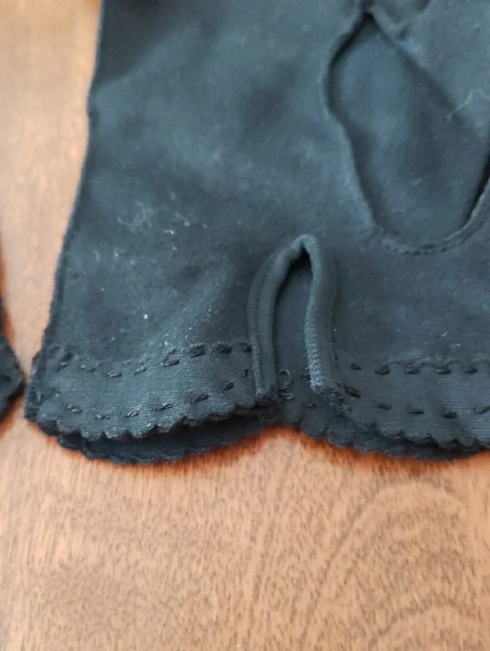 Vtg Classic Black Ladies Gloves with Decorative Button - Size 7